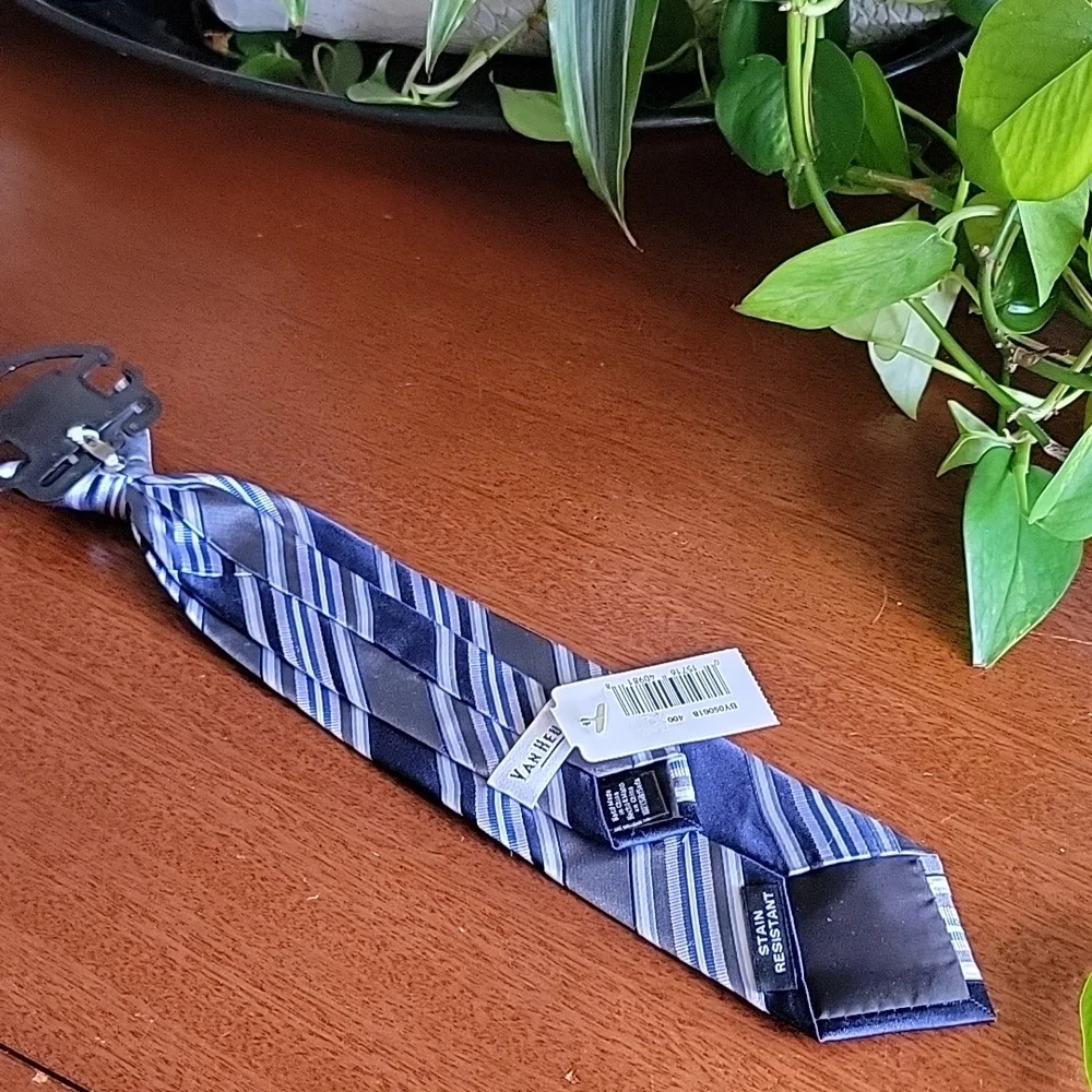 VAN Heusen Boys clip on 👔 Neck Tie BLUE & GRAY stain resistant